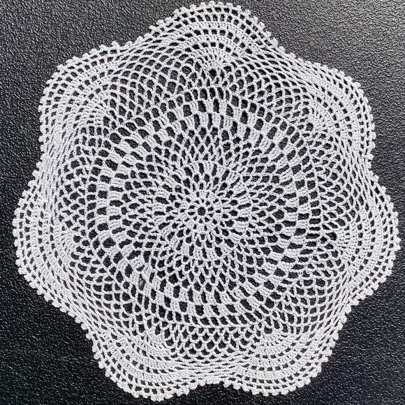 Vintage Handmade Ivory/White Crochet Lace Doily Centerpiece Decor 11" Round - Picture 1 of 6